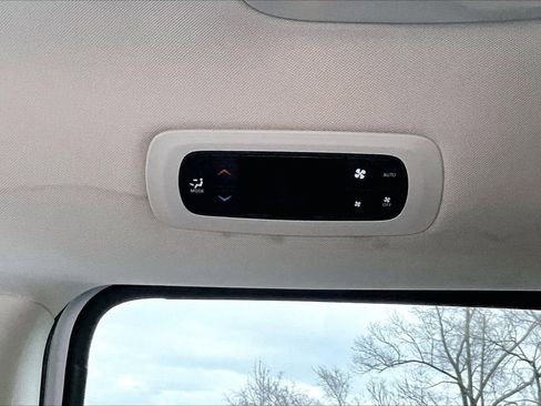 Certified 2024 Chrysler Pacifica Select image 16