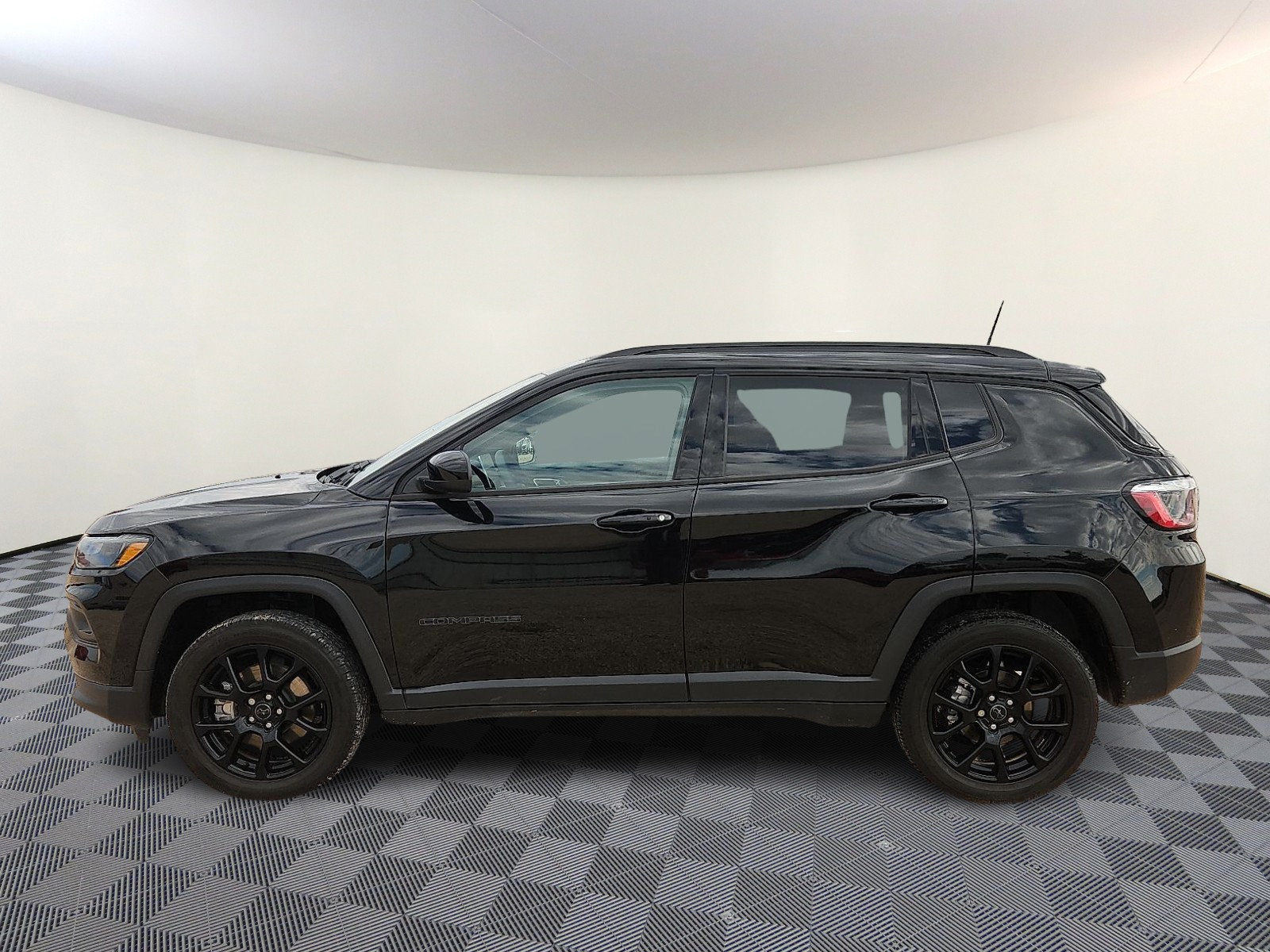 Used 2025 Jeep Compass Latitude w/ Convenience Group AWD/4WD image 2