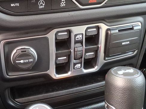 Used 2025 Jeep Wrangler Unlimited Sahara image 25