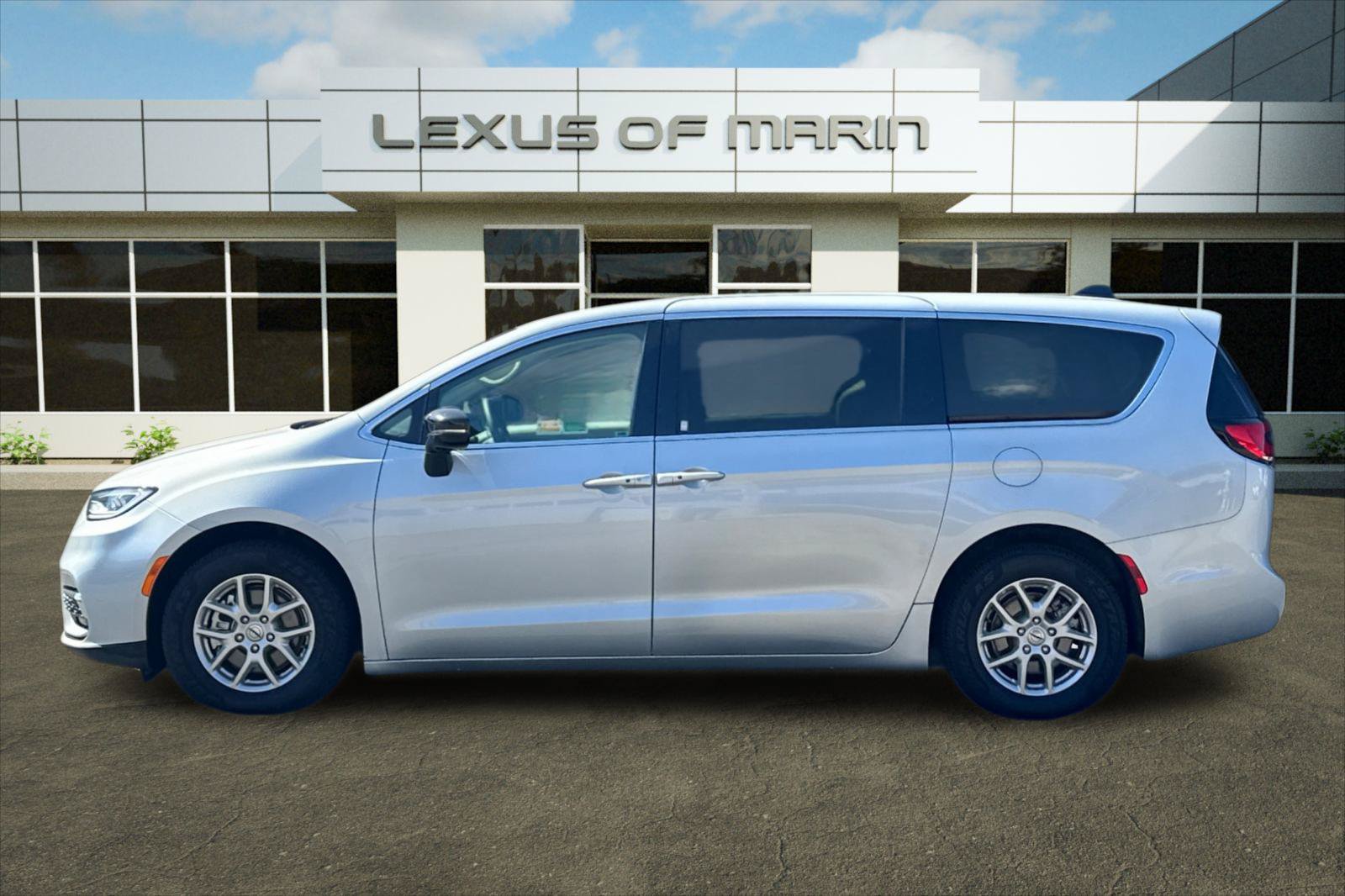 Used 2024 Chrysler Pacifica Touring-L FWD image 2