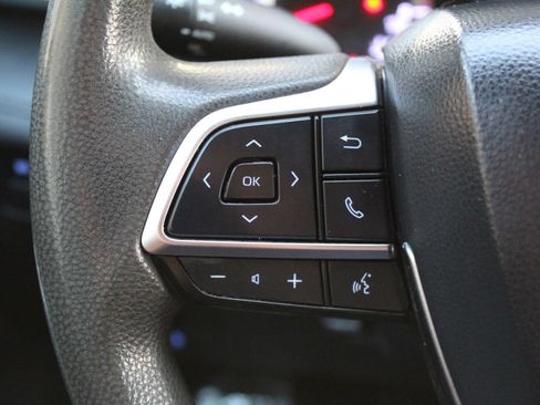 Used 2021 Toyota Highlander L FWD image 19