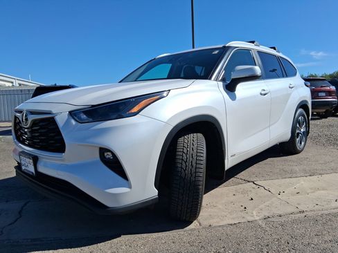 Used 2025 Toyota Highlander XLE AWD/4WD image 1