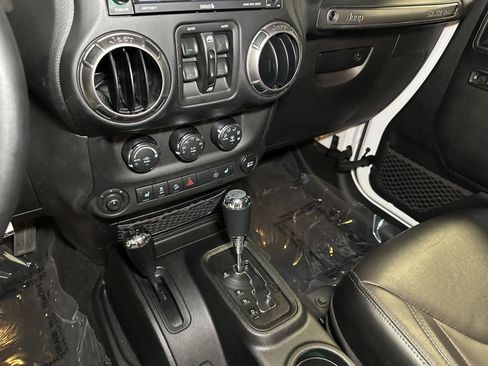 Used 2018 Jeep Wrangler Unlimited Sahara AWD/4WD image 28
