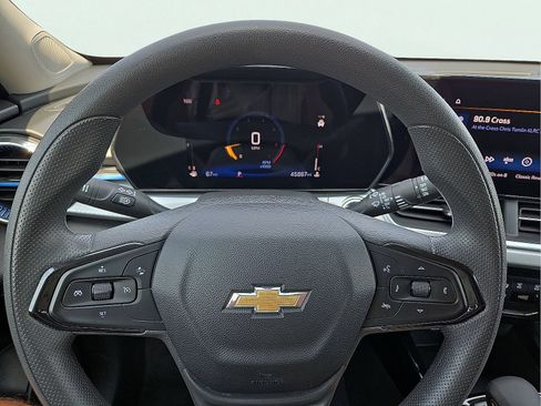 Used 2025 Chevrolet Trax LT FWD image 24