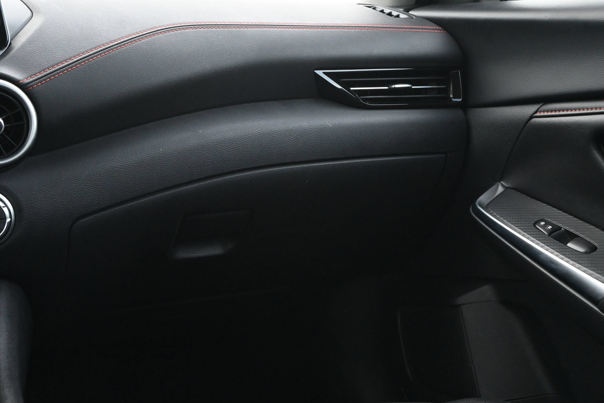 Used 2025 Nissan Sentra SR FWD image 9