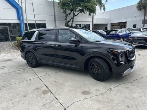 Used 2025 Kia Carnival FWD image 19