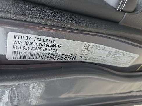 New 2025 Jeep Grand Cherokee Limited w/ Black Appearance Package image 36