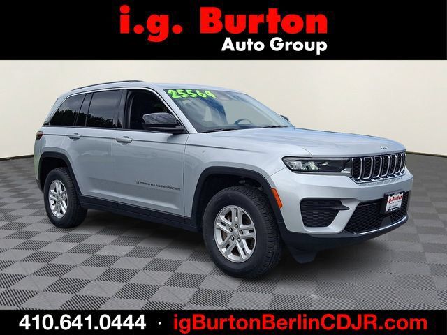 Used 2023 Jeep Grand Cherokee Laredo RWD image 1