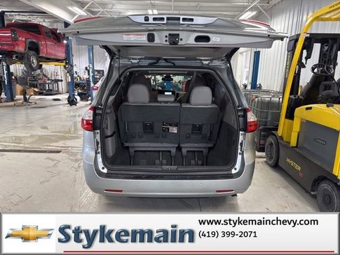 Used 2019 Toyota Sienna XLE w/ XLE Navigation Package FWD image 9
