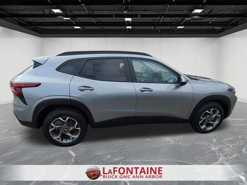 Used 2025 Chevrolet Trax LT w/ LT Convenience Package image 9