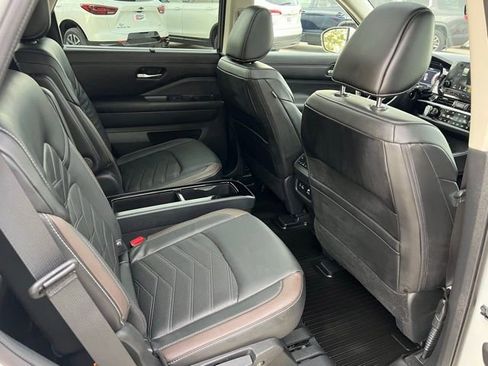 Used 2024 Nissan Pathfinder Platinum image 20