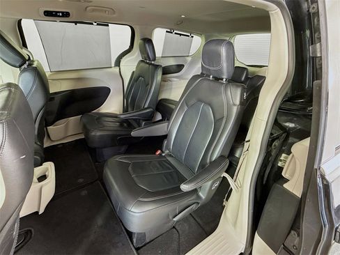 Used 2022 Chrysler Pacifica Touring-L image 25
