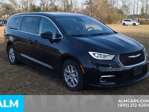 Used 2023 Chrysler Pacifica Touring-L image 19