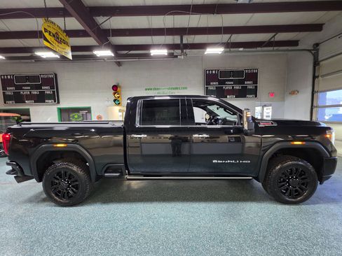 Used 2021 GMC Sierra 2500 Denali w/ Denali Black Diamond Edition image 5
