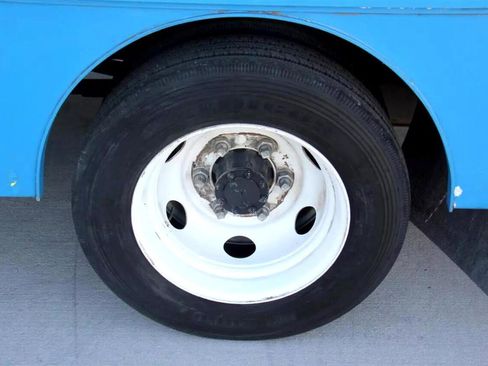 Used 2018 Isuzu NPR image 7