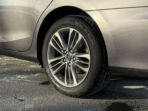 Used 2017 Toyota Camry SE image 11