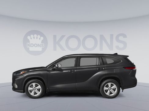 Used 2023 Toyota Highlander LE FWD image 4