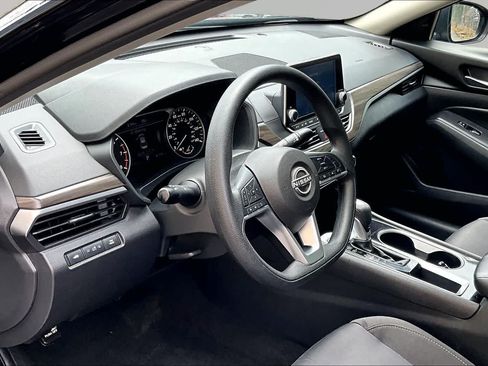 Used 2024 Nissan Altima 2.5 SV FWD image 18