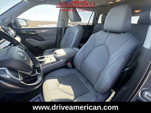 Used 2022 Toyota Highlander Limited image 12