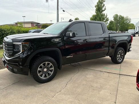 Used 2024 GMC Sierra 1500 AT4 w/ Technology Package AWD/4WD image 5
