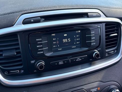 Used 2018 Kia Sorento LX image 26