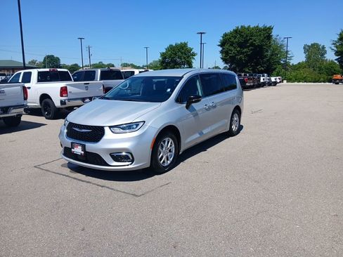 Used 2024 Chrysler Pacifica Touring-L FWD image 4