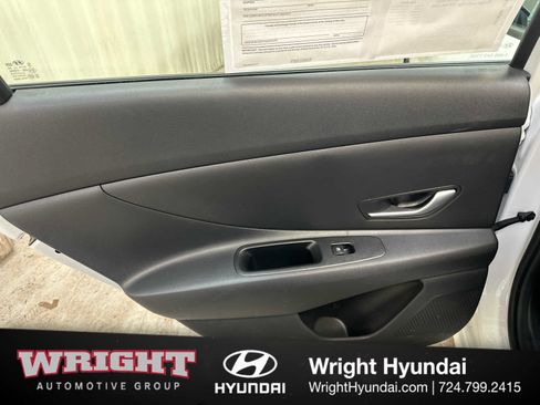 Certified 2025 Hyundai Elantra SE image 12