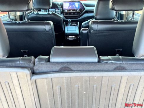 Certified 2024 Toyota Highlander Limited FWD image 19