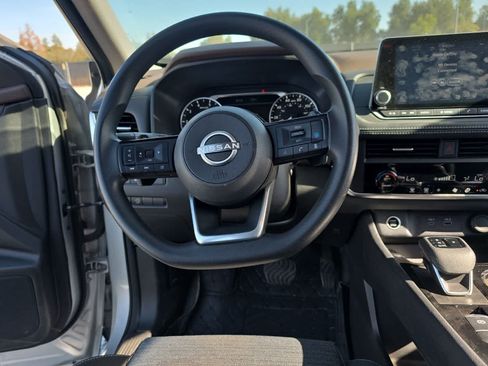 Used 2023 Nissan Rogue SV FWD image 16
