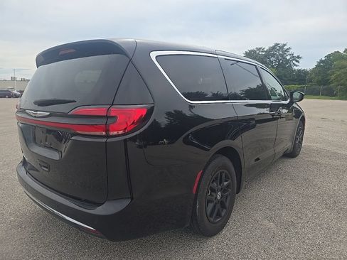 Used 2024 Chrysler Pacifica Touring-L FWD image 3