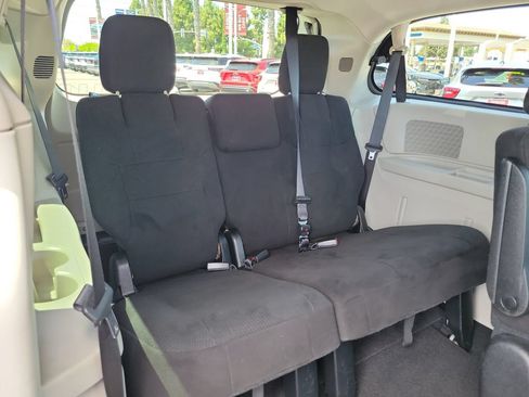 Used 2012 Chrysler Town & Country Touring FWD image 17