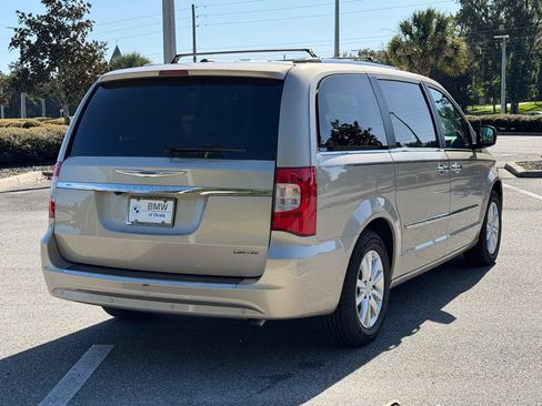 Used 2016 Chrysler Town & Country Limited Platinum FWD image 5