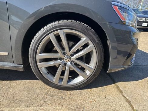 Used 2017 Volkswagen Passat 1.8T R-Line w/ R-Line Lighting Package FWD image 11