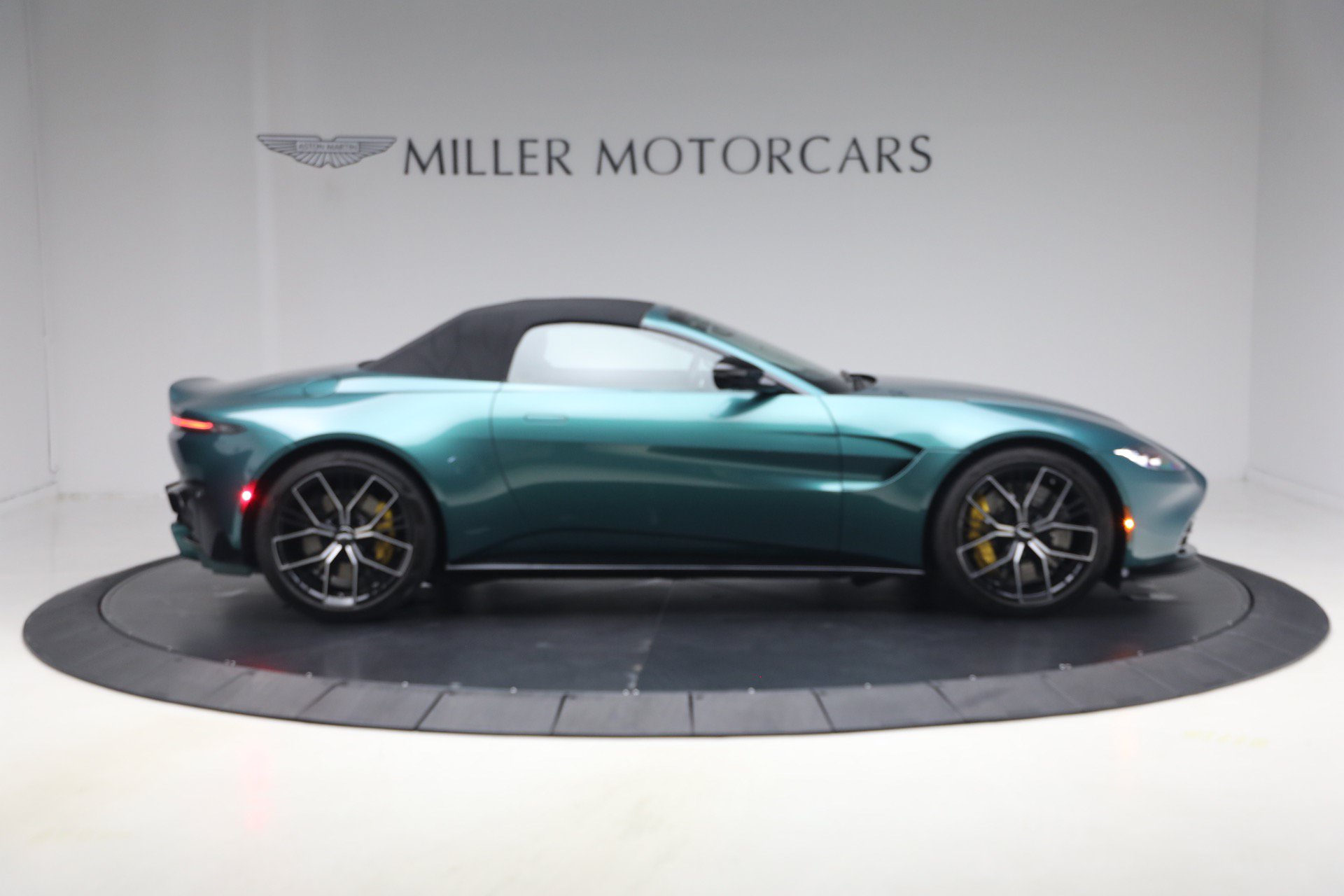 Used 2023 Aston Martin V8 Vantage Roadster RWD image 23