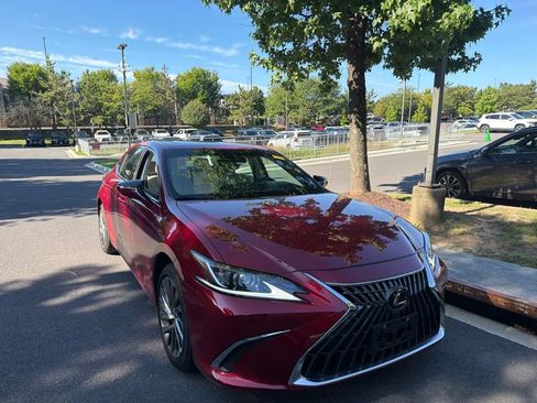Used 2024 Lexus ES 300h w/ Technology Package FWD image 2