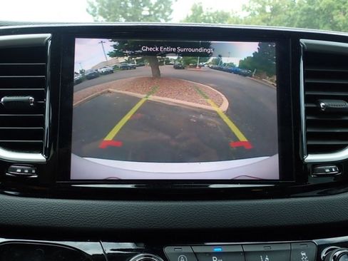 Used 2024 Chrysler Pacifica Touring-L FWD image 12