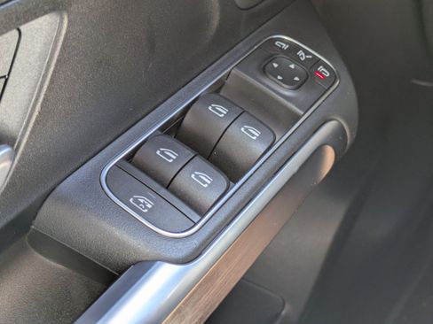 Used 2025 Mercedes-Benz GLB 250 image 23