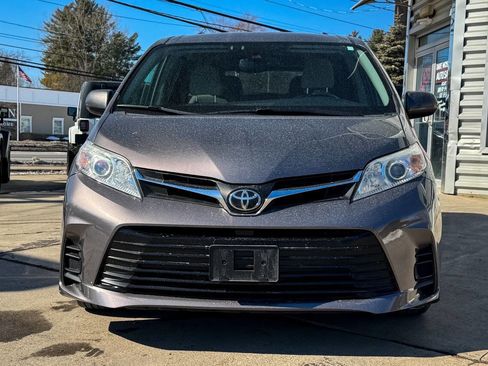 Used 2018 Toyota Sienna LE image 8