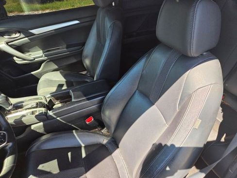 Used 2019 Honda Civic Touring image 2