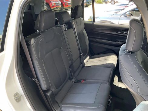 Used 2023 Jeep Grand Cherokee L Laredo image 19