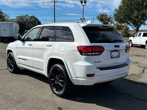 Used 2022 Jeep Grand Cherokee Laredo X image 2