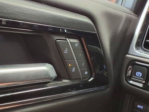 Used 2025 GMC Yukon Denali AWD/4WD image 32