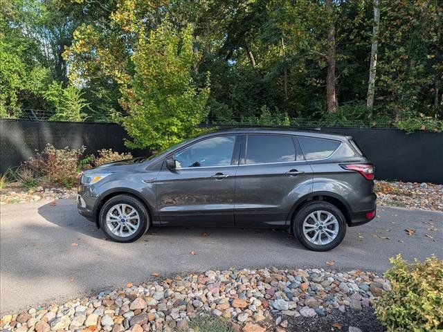 Used 2017 Ford Escape SE FWD image 2