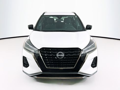 Used 2023 Nissan Kicks SR image 2