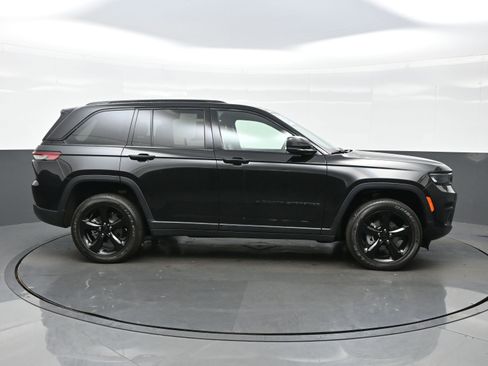 Used 2024 Jeep Grand Cherokee Altitude image 7