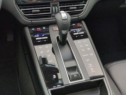 Certified 2025 Porsche Macan AWD/4WD image 26