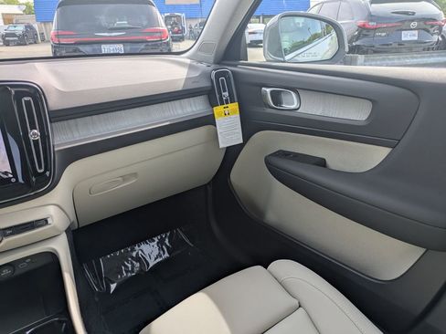 New 2025 Volvo XC40 B5 Plus w/ Climate Package image 17