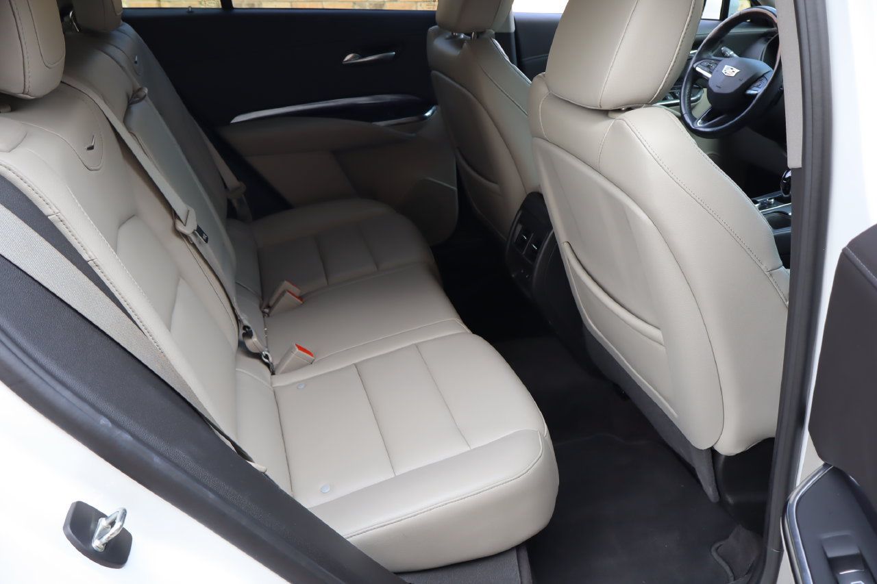 Used 2023 Cadillac XT4 Luxury w/ Cold Weather Package FWD image 18