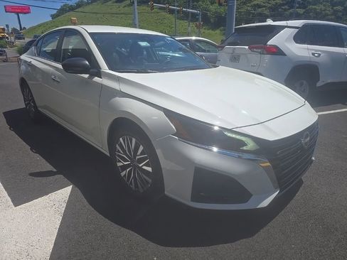 Used 2025 Nissan Altima 2.5 SV FWD image 3