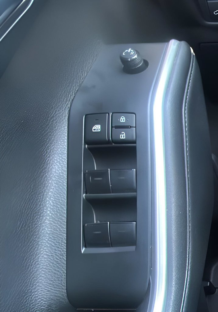 Used 2022 Toyota Highlander XLE AWD/4WD image 19
